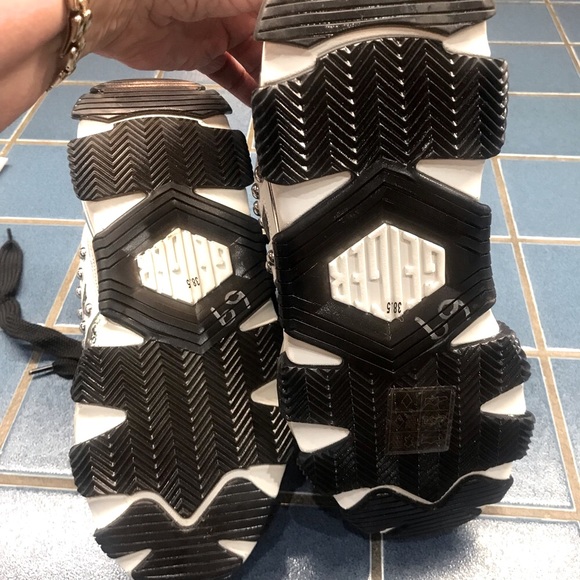 KURT GEIGER LONDON- New Unique Size 6 1/2 Classy Coveted & Popular Gold Monogram - Picture 14 of 16